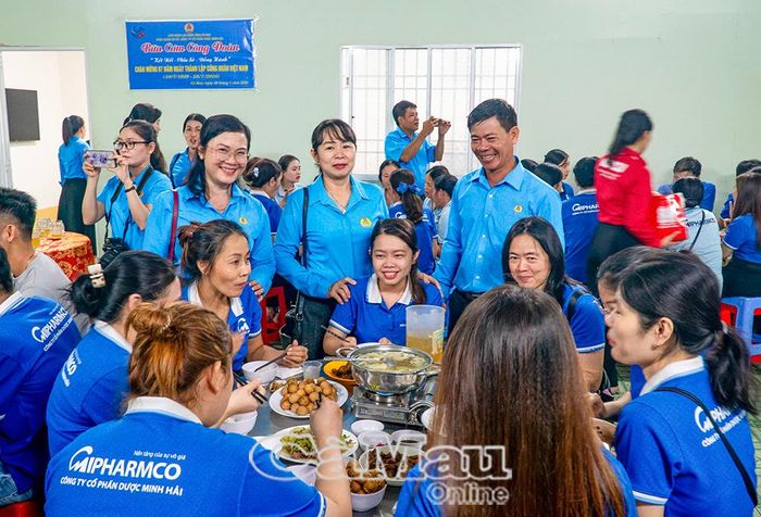 Cán bộ Công đoàn phường An Xuyên cùng đoàn viên, người lao động quây quần bên “Bữa cơm Công đoàn”.