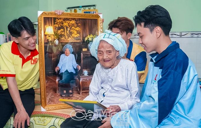 Sinh viên Trường Ðại học Nam Cần Thơ phục dựng nhiều ảnh mẹ Việt Nam anh hùng và liệt sĩ trong Chiến dịch Mùa hè xanh tại tỉnh Ðồng Tháp. (Ảnh Hội Sinh viên Trường Ðại học Nam Cần Thơ cung cấp)