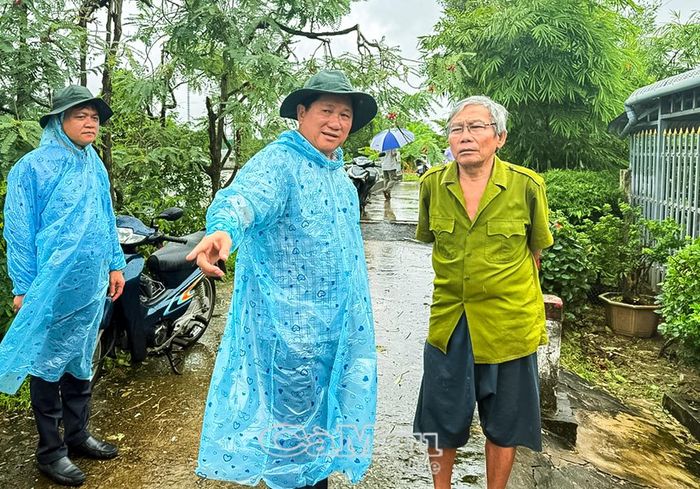 Phó Chủ tịch UBND tỉnh Lê Văn Sử trao đổi với người dân ở khu vực xảy ra sạt lở.