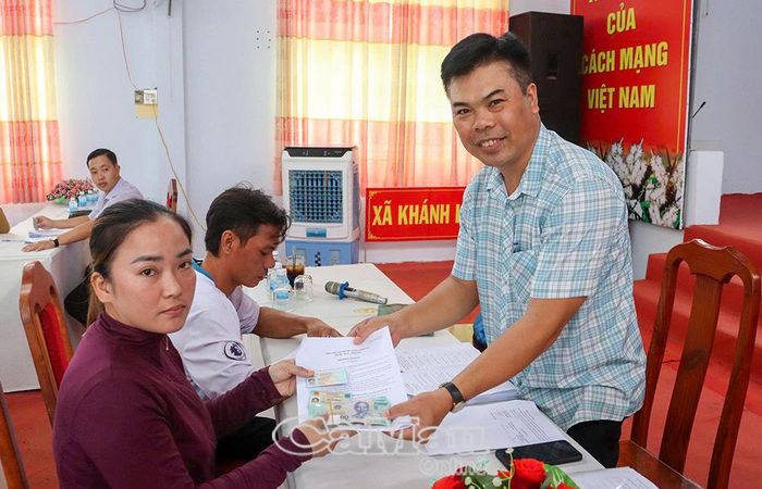  Cán bộ Ban Điều hành Quỹ Hỗ trợ nông dân tỉnh giải ngân vốn cho hội viên nông dân xã Khánh Lâm.
