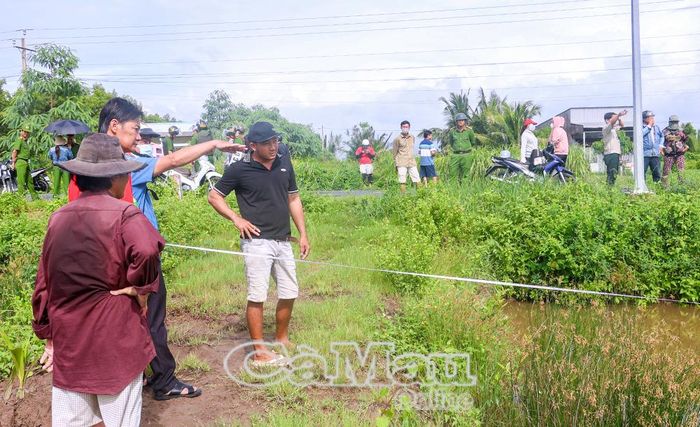 Cơ quan chuyên môn tiến hành đo đạc, xác định diện tích đất cưỡng chế kê biên nằm gần Km14 đường tỉnh 980B (Hộ Phòng - Gành Hào).