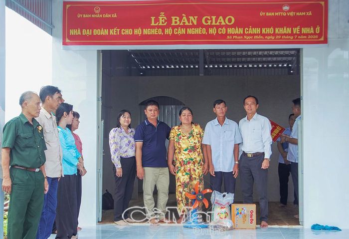Đồng chí Phạm Chí Công, Ủy viên Ban Thường vụ Đảng ủy, Chủ tịch Ủy ban MTTQ Việt Nam xã (bên phải) trao quà cho gia đình ông Trần Văn Út.