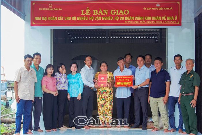 Đồng chí Trần Minh Đẳng, Phó Bí thư Thường trực Đảng ủy Xã Phan Ngọc Hiển (thứ tư từ phải sang), trao Quyết định bàn giao nhà cho gia đình ông Trần Văn Út, ấp Kiến Vàng.