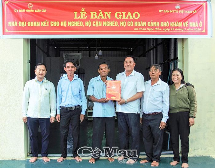 Bàn giao nhà cho gia đình ông Trần Văn Chín, ấp Tân Ân.