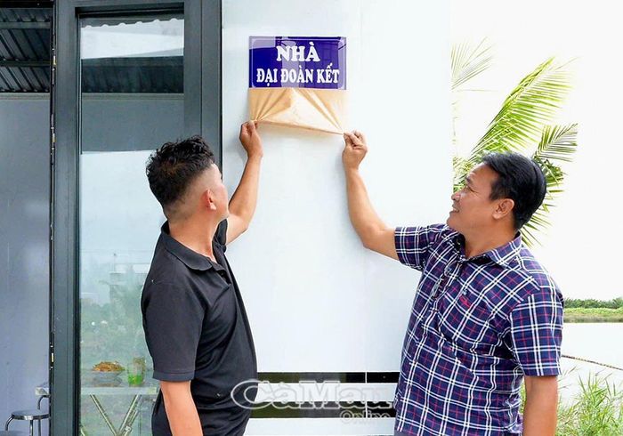 Đây là căn nhà đầu tiên tại Xã Hồ Thị Kỷ được hoàn thành và bàn giao trong Chương trình hỗ trợ xây dựng 1.069 căn nhà cho hộ nghèo, hộ cận nghèo của tỉnh Cà Mau.