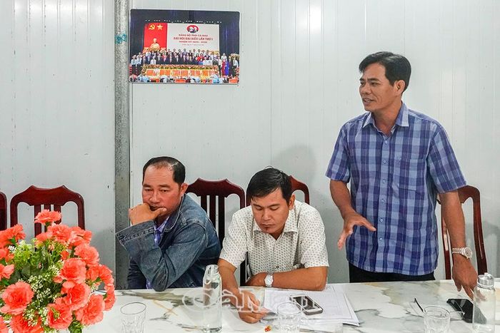 Ông Nguyễn Văn Giới, Trưởng ấp Phước Trường (xã Vĩnh Phước), cho biết phải cầm cố 5 công đất của gia đình để ứng trước tiền lúa cho 32 hộ dân.