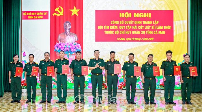 Đại tá Võ Thành Lê, Chính ủy Bộ CHQS tỉnh Cà Mau trao quyết định bổ nhiệm Đội trưởng, Chính trị viên và các chức danh của Đội tìm kiếm, quy tập hài cốt liệt sĩ (lâm thời).