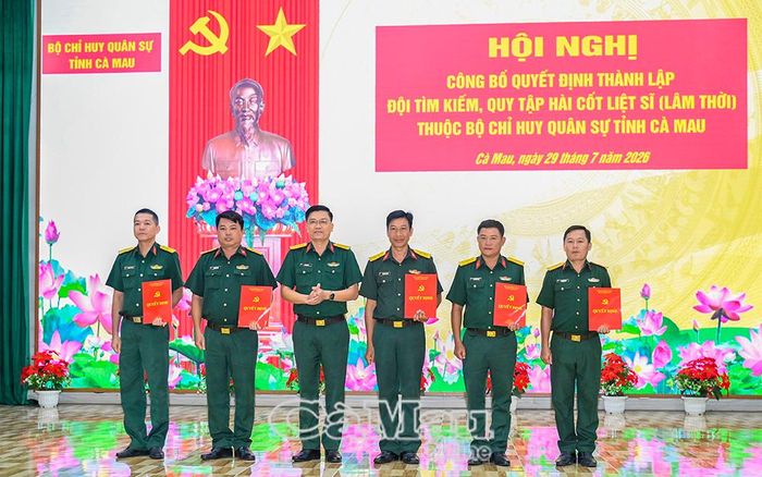  Đại tá Võ Thành Lê, Chính ủy Bộ CHQS tỉnh Cà Mau trao quyết định thành lập Chi bộ cơ sở và chỉ định Bí thư, Phó Bí thư Chi bộ Đội tìm kiếm, quy tập hài cốt liệt sĩ (lâm thời).