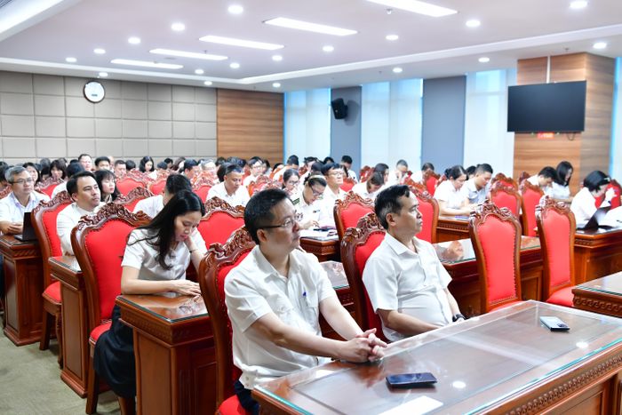 Đảng viên của Đảng bộ Văn phòng KTNN và Chi bộ Vụ Chế độ và Kiểm soát chất lượng kiểm toán dự Hội nghị trực tuyến. Ảnh: M. Thúy