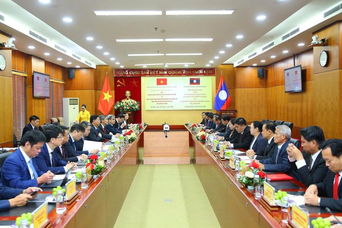 Toàn cảnh Hội đàm và Lễ ký Bản ghi nhớ hợp tác giai đoạn 2026-2030 giữa Bộ Nội vụ Việt Nam và Ban Tổ chức Trung ương Đảng Nhân dân Cách mạng Lào.