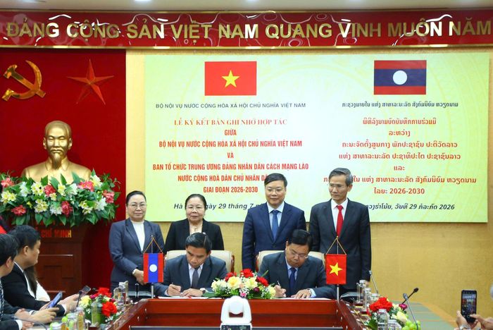 Quyền Bộ trưởng Bộ Nội vụ Nguyễn Tiến Hải (bên phải) và đại diện Ban Tổ chức Trung ương Đảng Nhân dân Cách mạng Lào ký Bản ghi nhớ hợp tác giai đoạn 2026-2030.