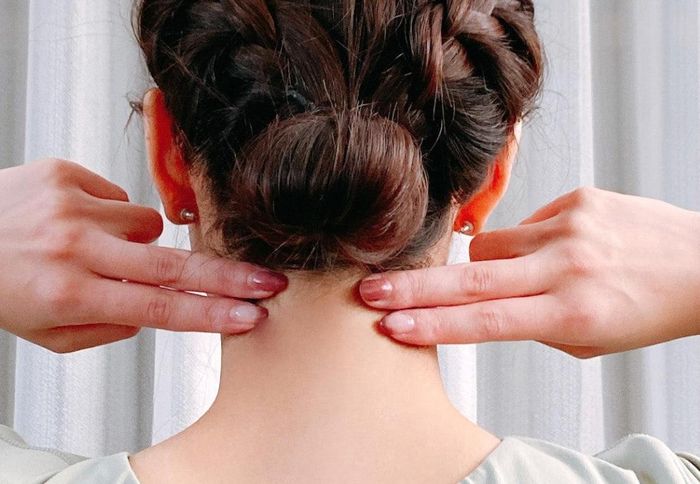Miết dọc hai bên cổ giúp lưu thông máu.