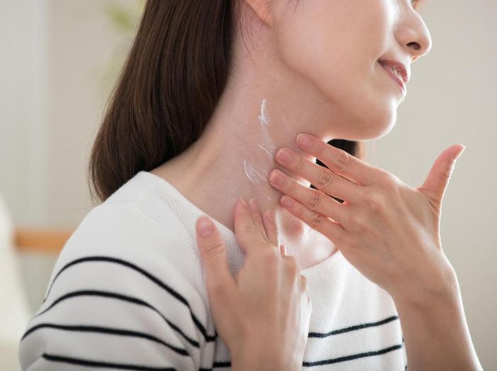 Sử dụng kem dưỡng thường xuyên giúp trẻ hóa phần da cổ.