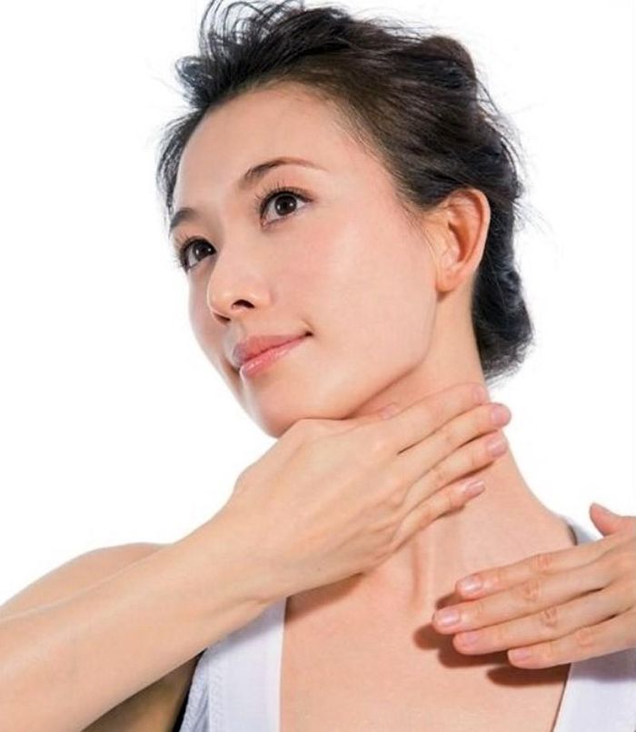 Động tác này giúp giảm cảm giác căng cứng ở cổ.