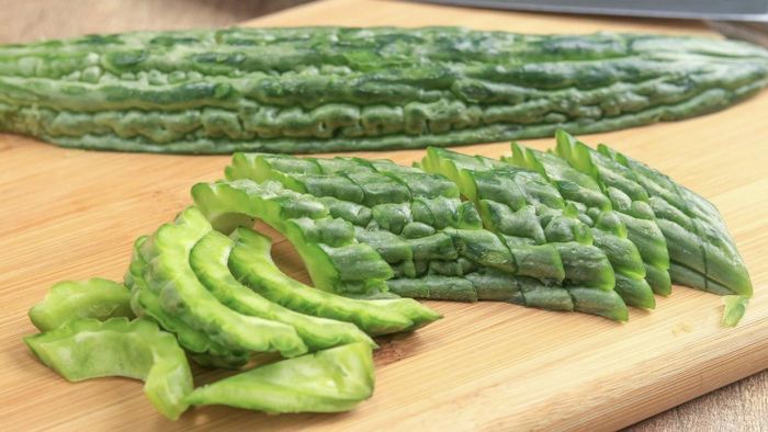 Để khử vị đắng của mướp đắng, bạn có thể thái nhỏ rồi ngâm mướp với nước đá lạnh hoặc nước muối. Ảnh minh họa
