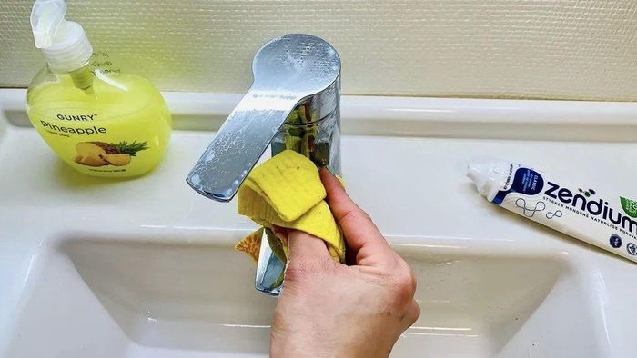 Để giữ cho nhà tắm luôn thơm tho, bạn cần phải vệ sinh thật kỹ mọi ngóc ngách. Ảnh minh họa