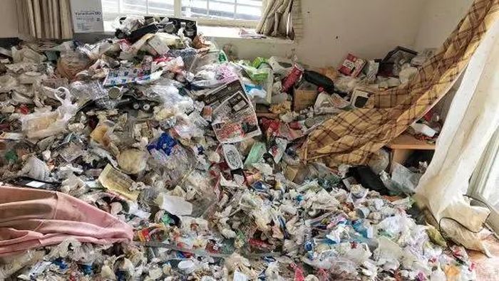 Người làm nghề phải đối mặt với ruồi nhặng, côn trùng, mùi tử khí nồng nặc và nguy cơ tiếp xúc với vi khuẩn, mầm bệnh. Ảnh: Tokyoreporter