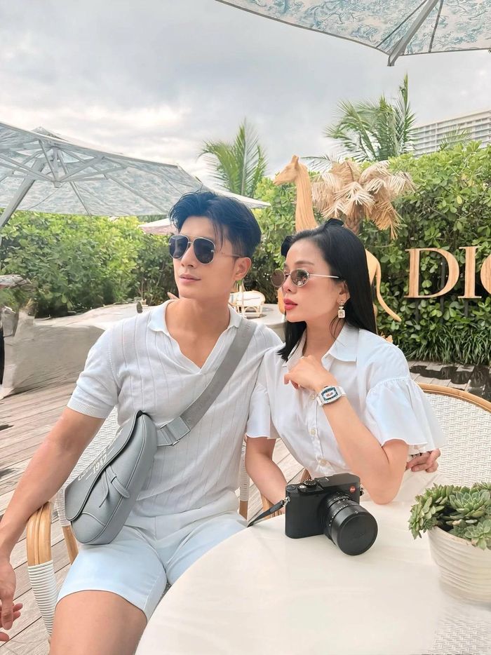 Cả hai cùng nhau tham gia sự kiện và đi du lịch, tận hưởng cuộc sống. Ảnh: FBNV