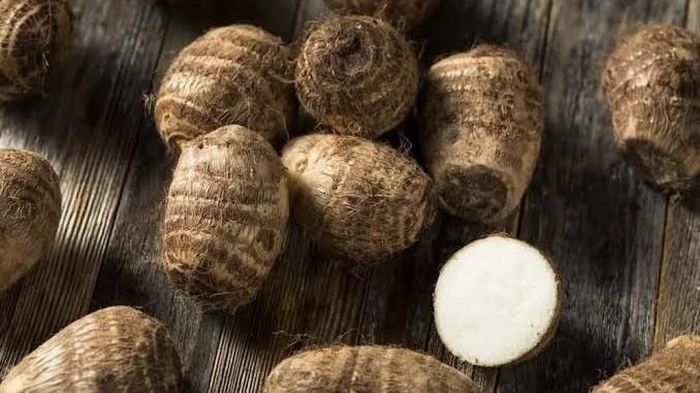 Để hạn chế được tình trạng này, bạn nên đeo găng tay hoặc để cho khoai và tay khô trong khi gọt. Ảnh minh họa