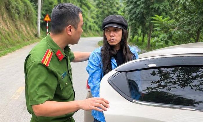 Đối tượng Trần Văn Tam bị lực lượng Công an khống chế, đưa về trụ sở làm việc. Ảnh: Công an Lào Cai
