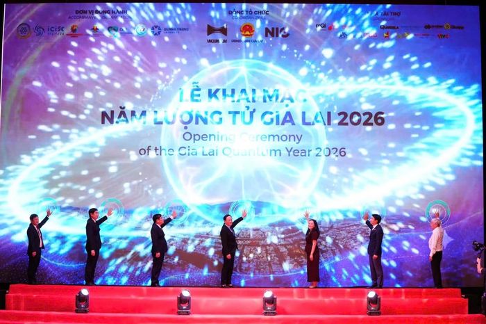 Các đồng chí lãnh đạo cùng đại diện các đơn vị đối tác thực hiện nghi thức khai mạc Năm Lượng tử Gia Lai 2026. Ảnh: Hồ Điềm/Báo Gia Lai