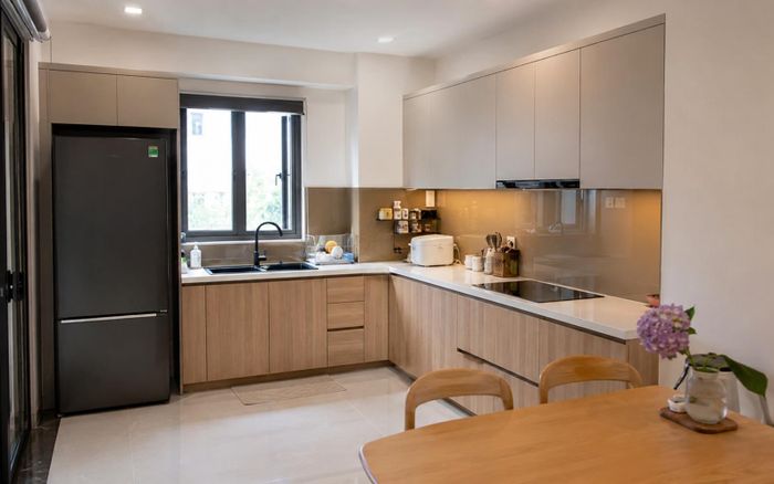 Bếp chữ L đáp ứng tốt nhu cầu sử dụng của phần lớn gia đình hiện nay.