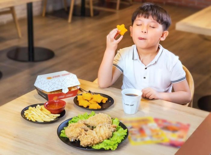  Thịt chế biến sẵn và thực phẩm đóng gói chứa nhiều muối, chất bảo quản và phụ gia 