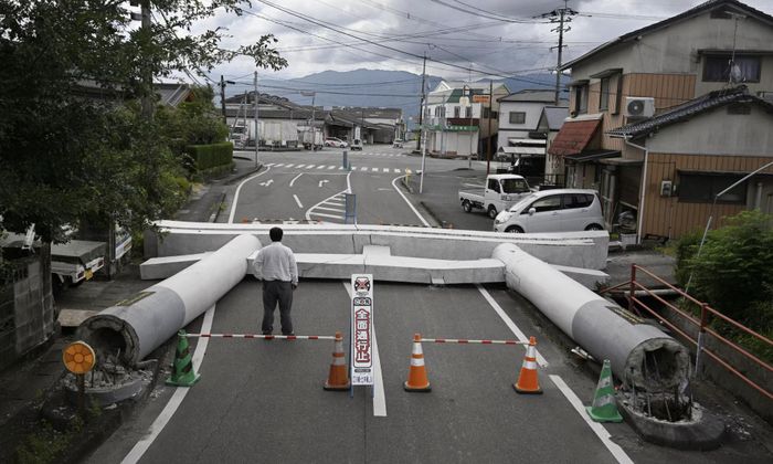  Một chiếc cổng Torii đổ sập vì tác động của trận động đất - Ảnh: Reuters
