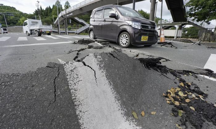Đường nứt toác vì trận động đất - Ảnh: Reuters