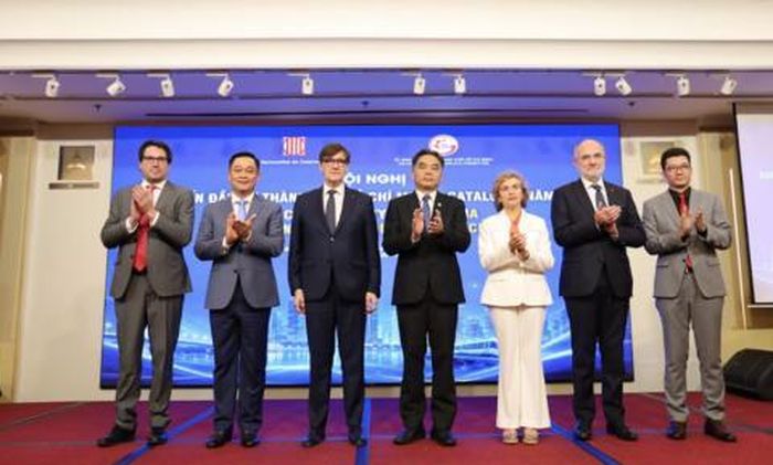 Các đại biểu chụp ảnh lưu niệm sau hội nghị