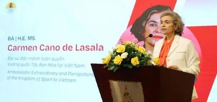 Đại sứ Tây Ban Nha tại Việt Nam Carmen Cano de Lasala phát biểu