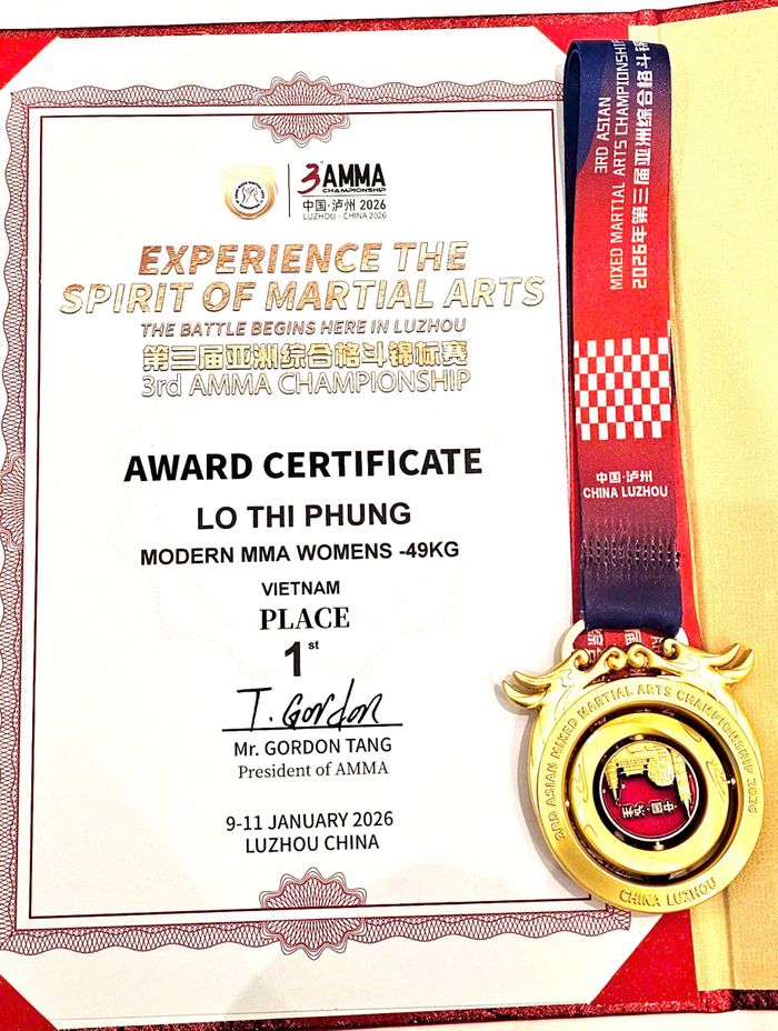 Hai tấm huy chương vàng của Lò Thị Phung 