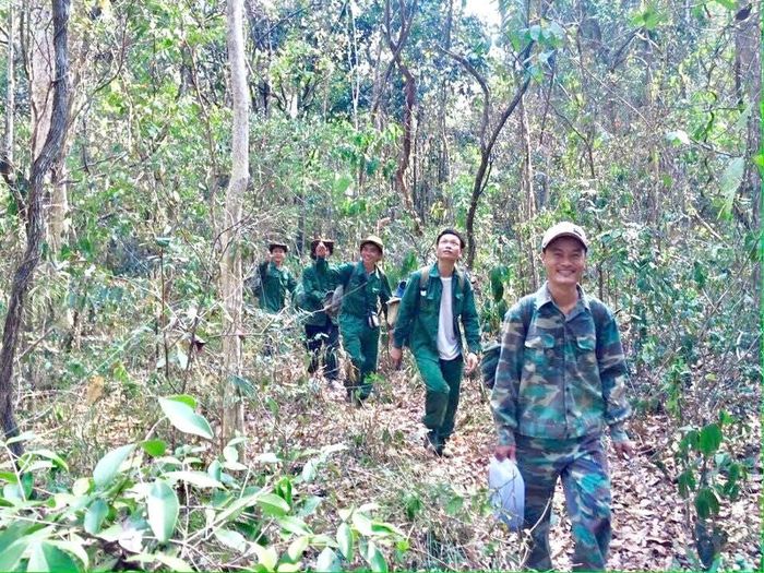 Lãnh đạo, cán bộ Khu bảo tồn thiên nhiên Ea Sô tuần tra, kiểm soát rừng.