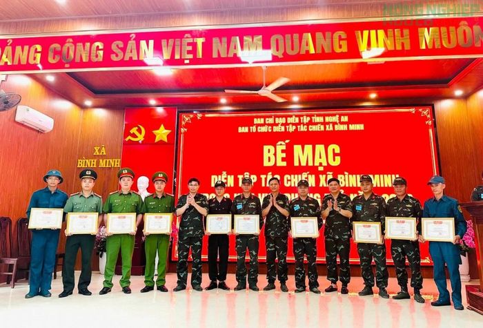 Ban Tổ chức diễn tập xã Bình Minh đã biểu dương và khen thưởng cho các tập thể, cá nhân có thành tích xuất sắc trong diễn tập tác chiến.