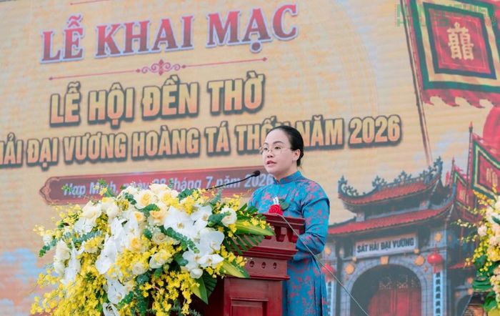 Chủ tịch UBND xã Hợp Minh Nguyễn Thị Phương Thảo phát biểu khai mạc lễ hội.
