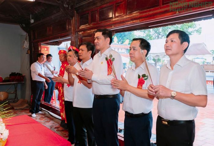 Các đại biểu, nhân dân thành kính dâng hương, dâng hoa tưởng niệm Sát Hải Đại vương Hoàng Tá Thốn.