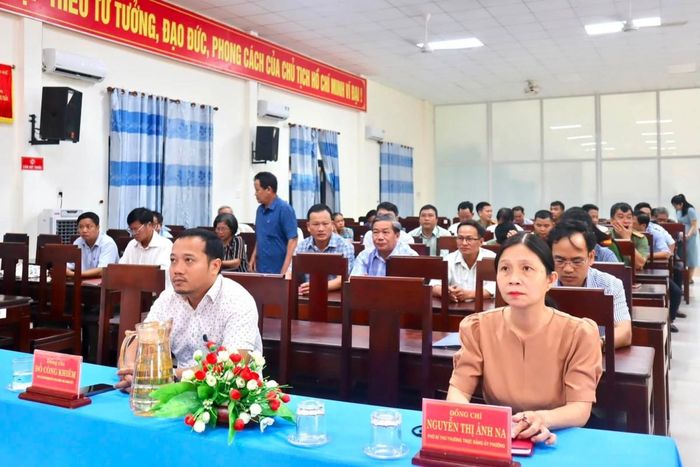 Tham dự hội nghị tại điểm cầu phường Mỹ Thượng có đồng chí Nguyễn Thị Ánh Na - Phó Bí thư thường trực Đảng ủy