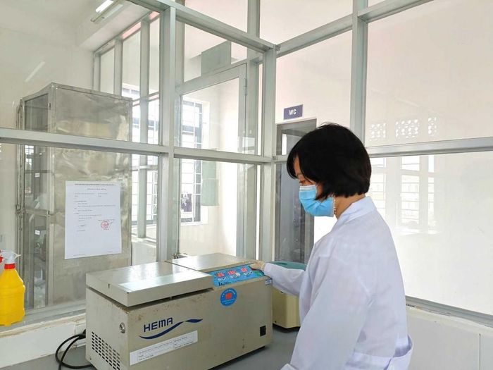 Cán bộ Trạm Chẩn đoán xét nghiệm dịch bệnh và Công nghệ sinh học thực hiện các xét nghiệm.