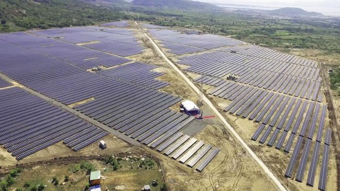 Năng lượng từ Mặt Trời và năng lượng gió luôn có sẵn trong thiên nhiên, thực tế được coi là vô hạn.