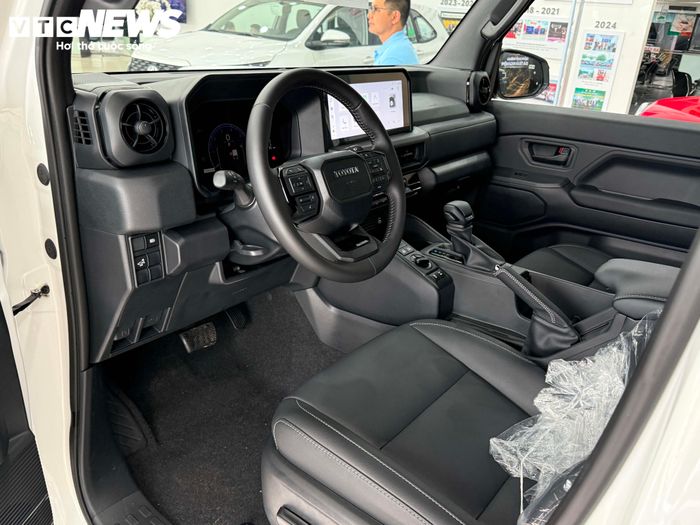 Khoang lái Land Cruiser FJ được thiết kế theo phương ngang, trang bị màn hình giải trí 12,3 inch và màn hình đồng hồ kỹ thuật số 7 inch, ưu tiên khả năng quan sát và thao tác của người lái. (Ảnh: PT)