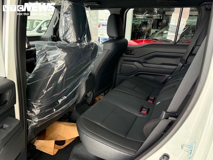 Hàng ghế thứ hai của Land Cruiser FJ có thể trượt, điều chỉnh độ ngả và gập linh hoạt để tối ưu không gian sử dụng. (Ảnh: PT)
