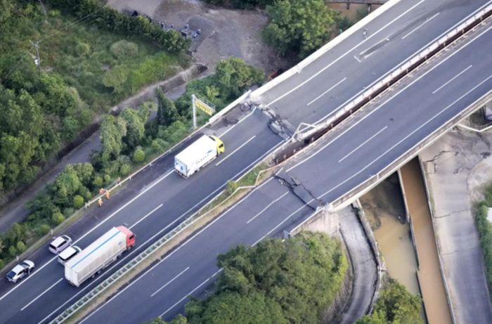  Nhiều đoạn đường bị hại làm gián đoạn hoạt động giao thông. (Ảnh: Reuters)