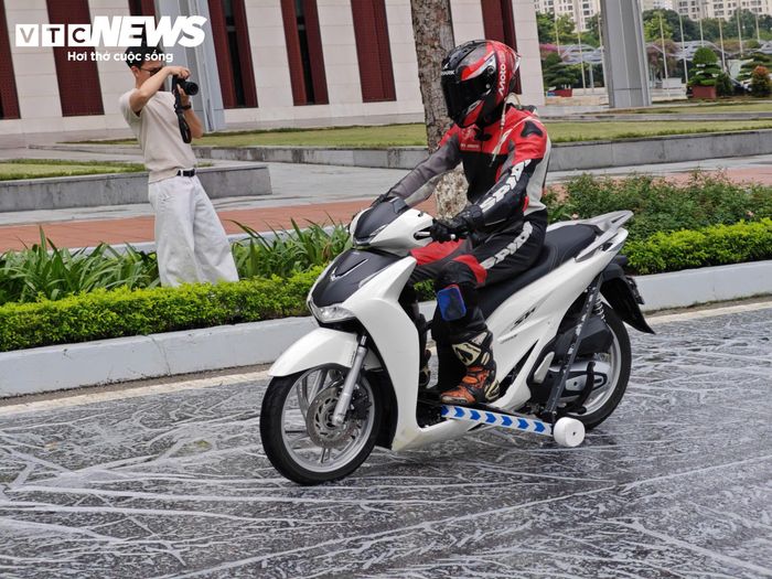 Buổi trình diễn thực tế hiệu quả phanh ABS cho xe máy trên bề mặt đường trơn trượt (trái: không có ABS, phải: có ABS)
