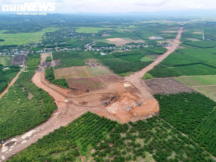 Mặc dù đã tiếp nhận hơn 80% diện tích mặt bằng, vẫn còn khoảng 35,54 ha chưa được bàn giao. Phần diện tích đã giao còn phân tán, không liên tục, gây khó khăn trong việc mở đường công vụ và vận chuyển vật tư vào công trường.