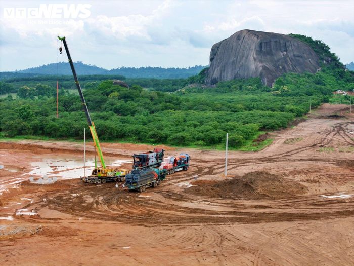 Theo nhà thầu, tiến độ thi công thời gian qua có sự hỗ trợ tích cực từ chủ đầu tư, đơn vị tư vấn giám sát và chính quyền TP Đồng Nai trong công tác giải phóng mặt bằng và di dời hạ tầng kỹ thuật. Đại diện Công ty Cổ phần Lizen cho biết đã chủ động nguồn nhân lực, thiết bị cũng như vật liệu đầu vào như đá, cát bê tông và các bãi đổ thải tại Phú Điền, Định Quán để phục vụ thi công lâu dài.