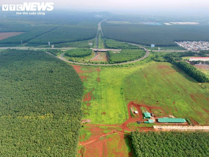 Khi hoàn thành, cao tốc Dầu Giây - Tân Phú sẽ góp phần hoàn thiện mạng lưới đường bộ cao tốc quốc gia, tăng cường kết nối giữa TP.HCM, Đồng Nai và khu vực Tây Nguyên, đồng thời tạo động lực phát triển kinh tế - xã hội và liên kết vùng giữa Đông Nam Bộ với Nam Trung Bộ, Tây Nguyên và Đồng bằng sông Cửu Long.