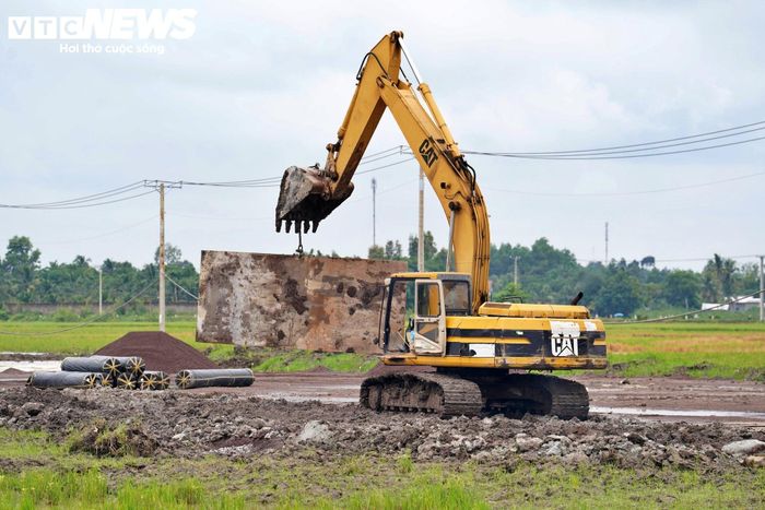 Đơn vị cũng đưa vào công trường hơn 130 thiết bị, máy móc chuyên dụng gồm 5 giàn khoan cọc nhồi, 4 dây chuyền khoan cọc xi măng đất (CDM), 4 silo xi măng, 25 máy đào, 18 máy lu, 13 máy ủi, 2 xe san, 54 xe tải vận chuyển, cùng nhiều thiết bị phục vụ thi công khác. Trên cơ sở phần mặt bằng đã được bàn giao, nhà thầu triển khai đồng loạt nhiều hạng mục.