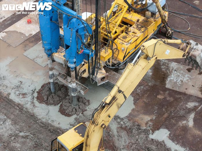 Tại xã Định Quán, nhà thầu đã hoàn thành mở đường, san lấp và đắp nền hơn 2 km cao tốc. Đây là những đoạn tuyến đầu tiên của dự án dần thành hình sau hơn 10 tháng triển khai xây dựng.