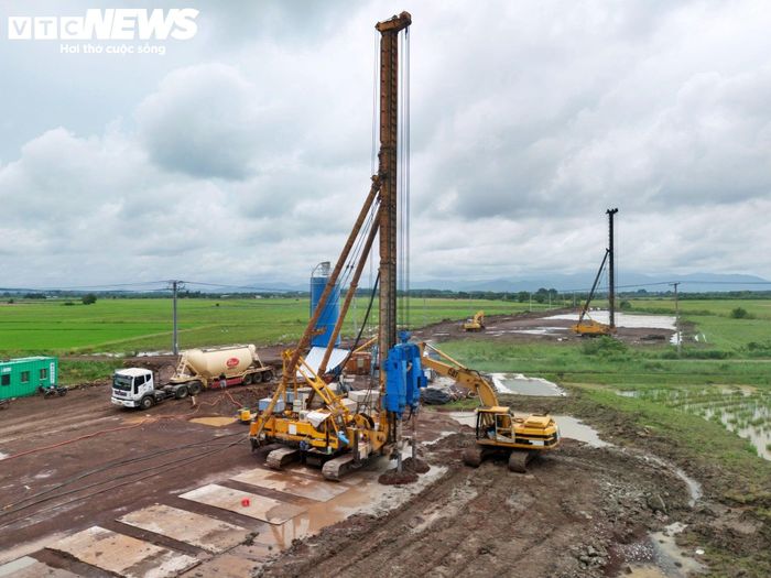 Sau khi tiếp nhận mặt bằng từ địa phương, các đơn vị thi công tập trung làm đường công vụ, san nền và triển khai nền đường tuyến chính.