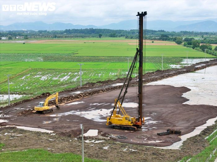 Nguồn đất đắp nền cũng là một trong những khó khăn khi thủ tục cấp phép các mỏ đất tại Phú Vinh và Phú Trung vẫn đang được hoàn thiện, ảnh hưởng đến công tác đào thay đất và đắp nền đại trà tại các vị trí cống, hầm chui.